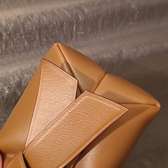 Acne Tan musubi. - Picture 7 of 14